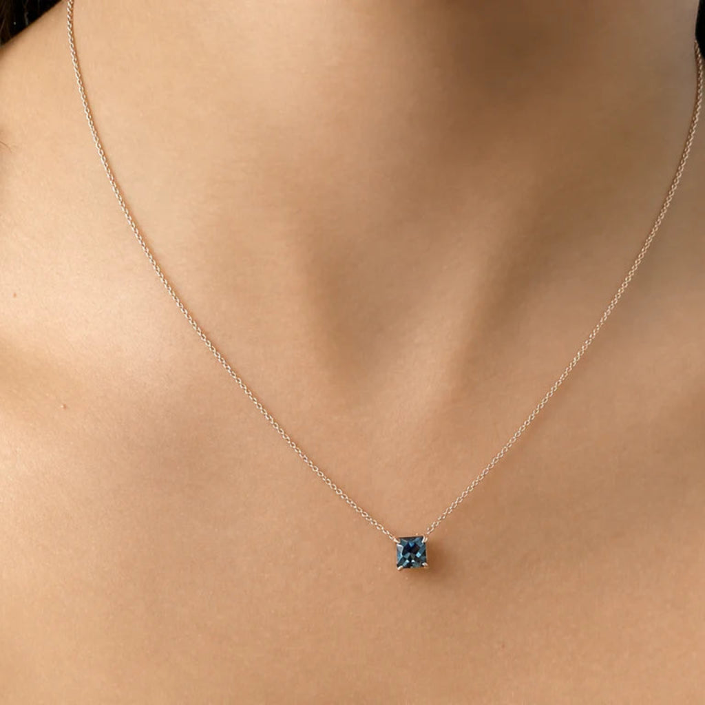 18k gold necklace with 1.02 ct cushion-cut black diamond pendant