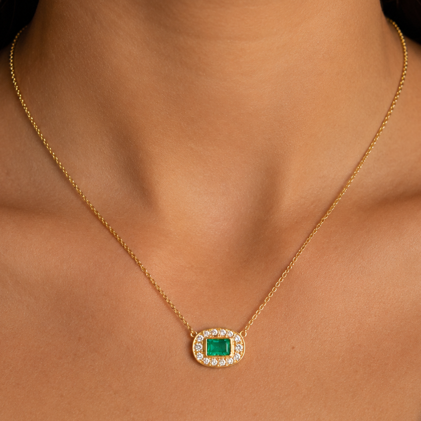 18k gold necklace with emerald and pavé diamonds