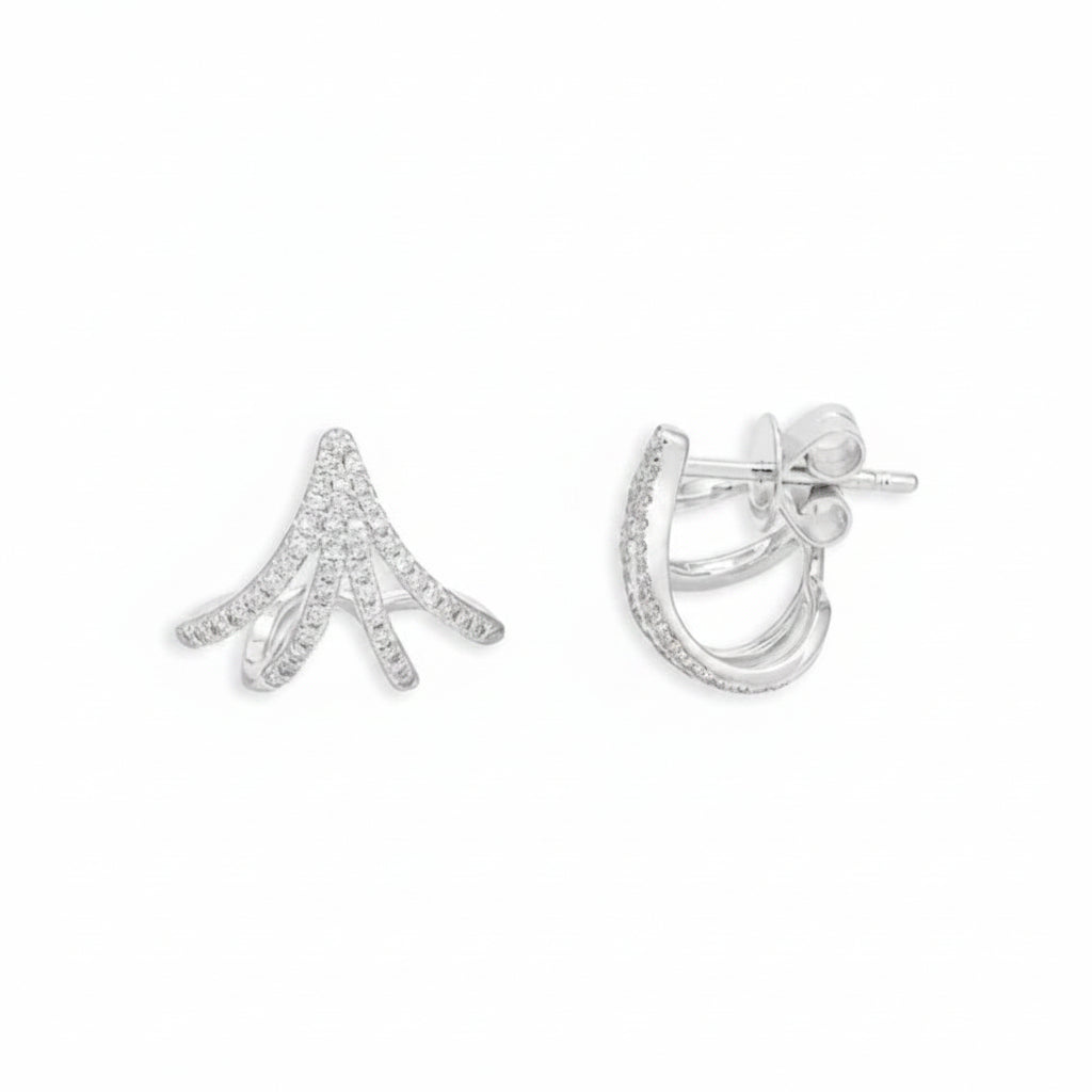 14k white gold lobe stud earrings with claw-set central diamonds