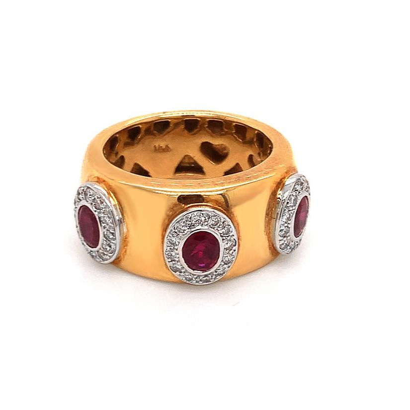 18k gold ring with three oval rubies (1.14 cts) and round diamonds (0.38 cts)