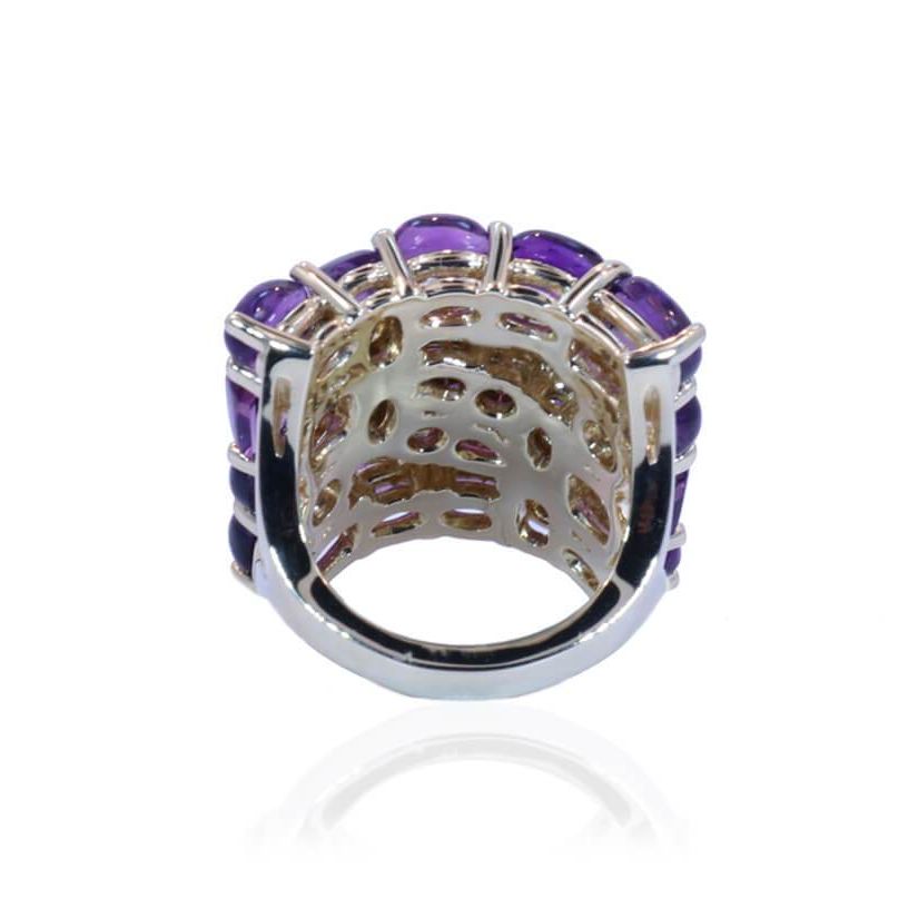 18k yellow gold ring with bezel-set amethyst and pavé round brilliant diamond accents