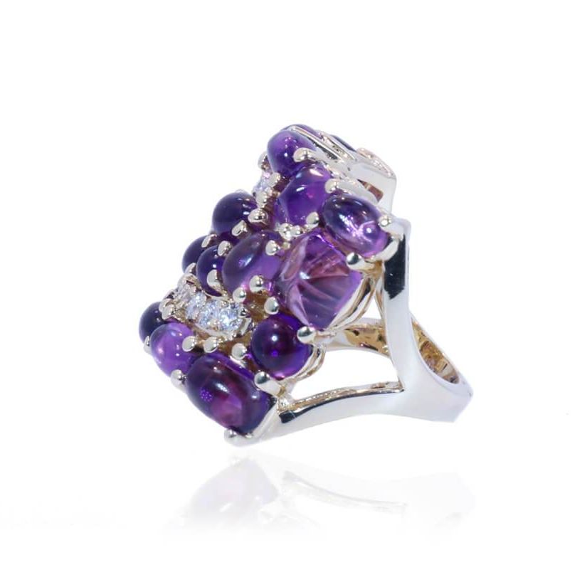 18k yellow gold ring with bezel-set amethyst and pavé round brilliant diamond accents