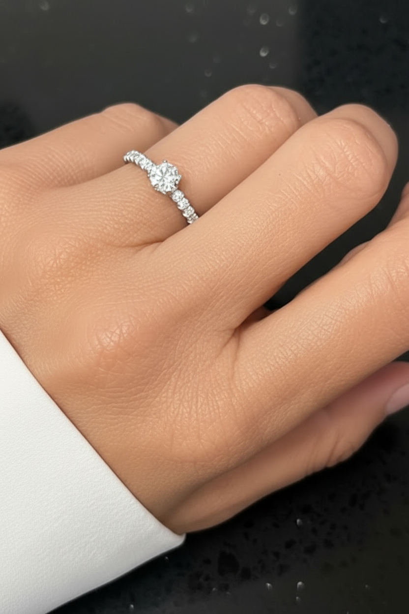 18k gold ring with round diamond and pavé diamonds