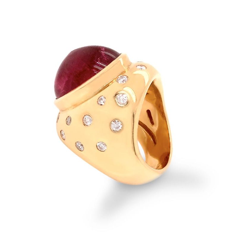 18k yellow gold ring with rubellite cabochon and diamond accents