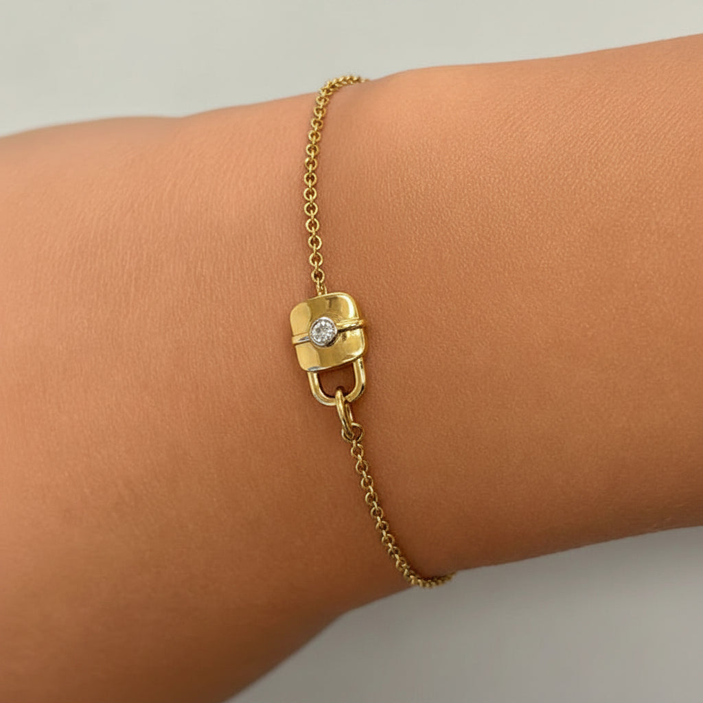 14k yellow gold chain padlock bracelet with 0.04 ct diamond