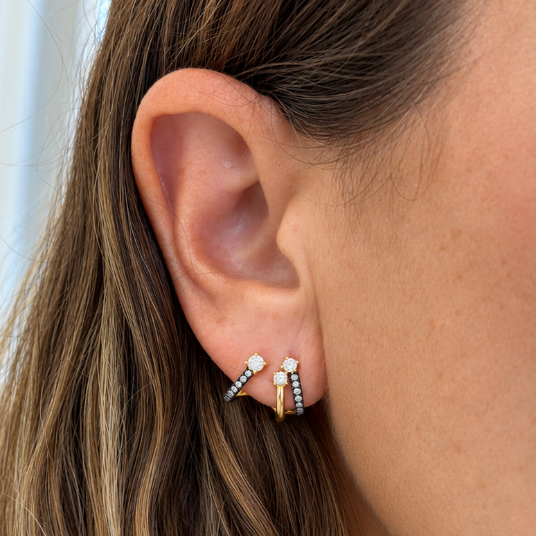 Detail of 34 pave diamonds set on black rhodium double bands in 18k yellow gold