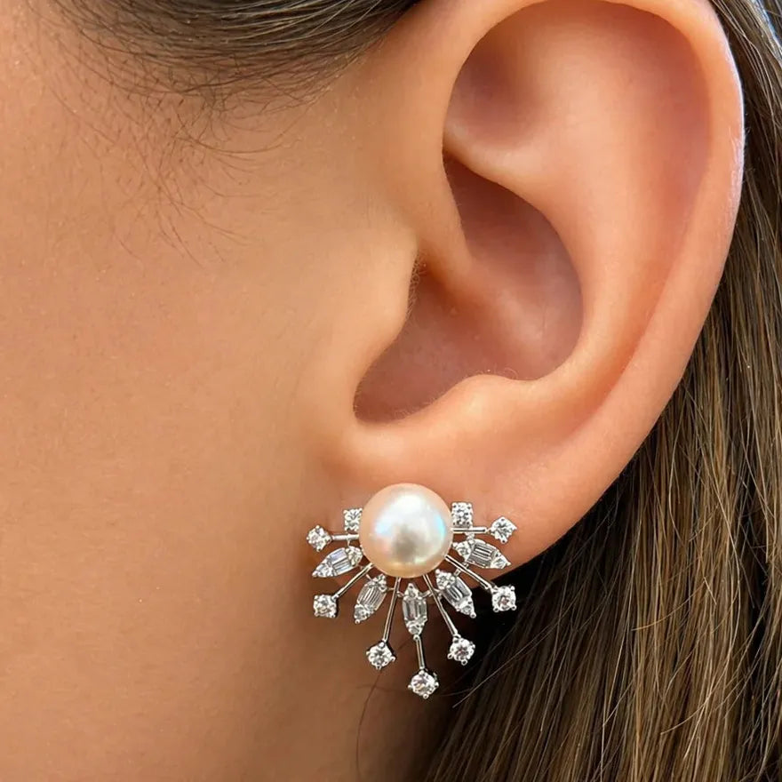 18k white gold stud earrings with 8 mm pearls and 0.84 cts of surrounding diamonds