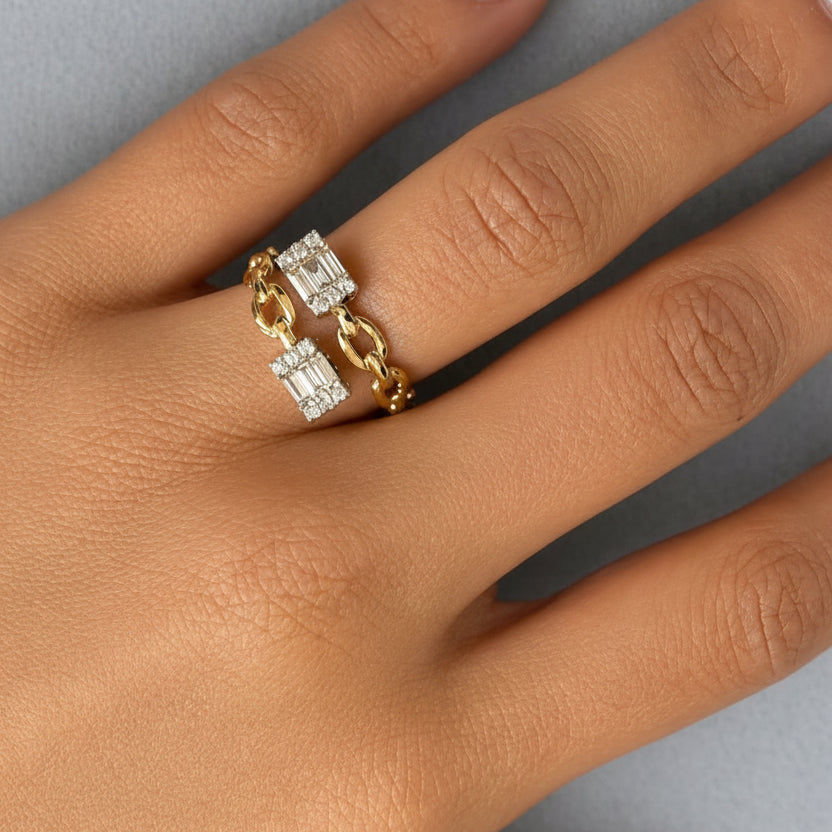 18k white and yellow gold ring with 0.32 cts illusion-set diamonds in a you-and-me design