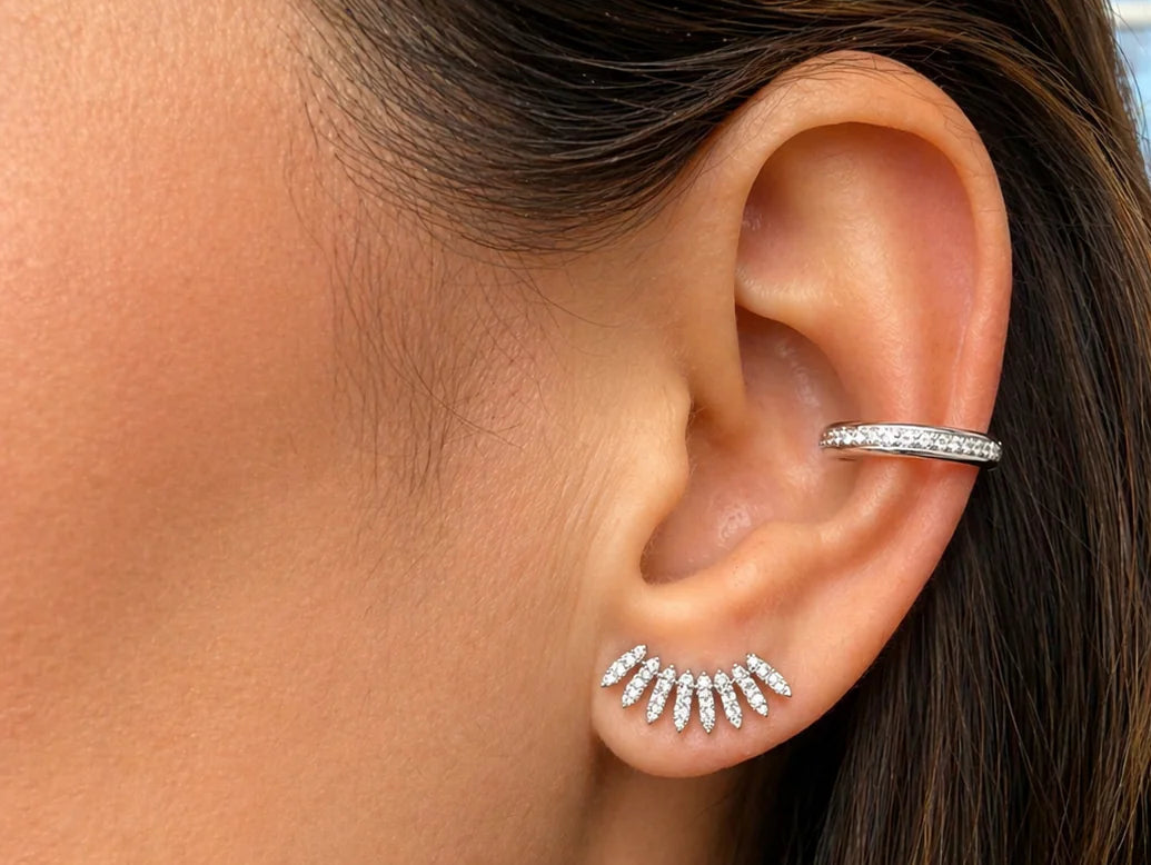 18k white gold diamond ear cuff with 0.11 carats of diamonds