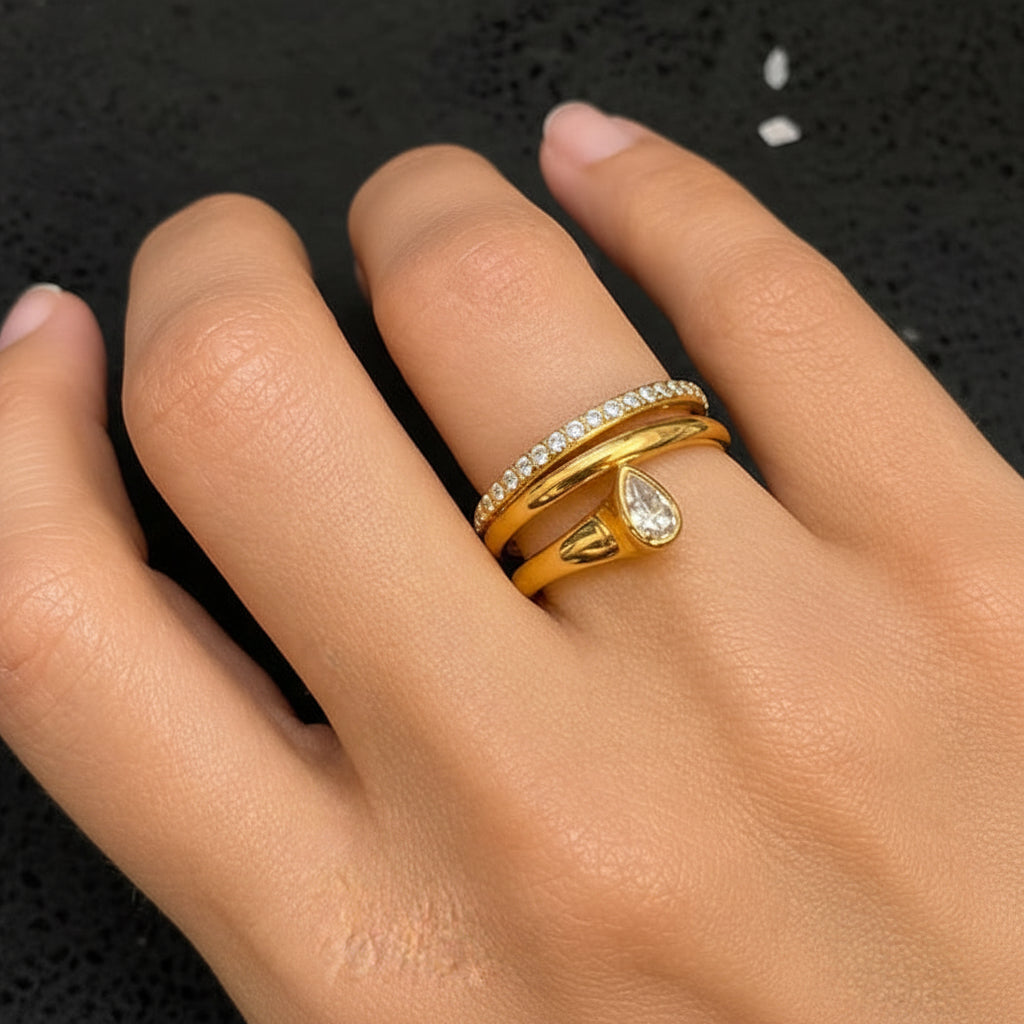 18k yellow gold ring with pear-shape yellow diamond 0.29 cts and round diamonds
