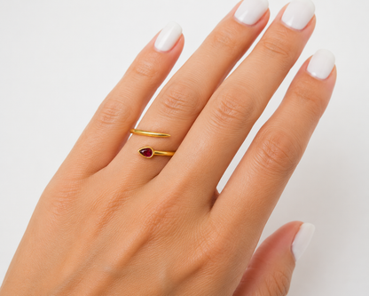 pear shape ruby ring in 14k yellow gold, detail view
