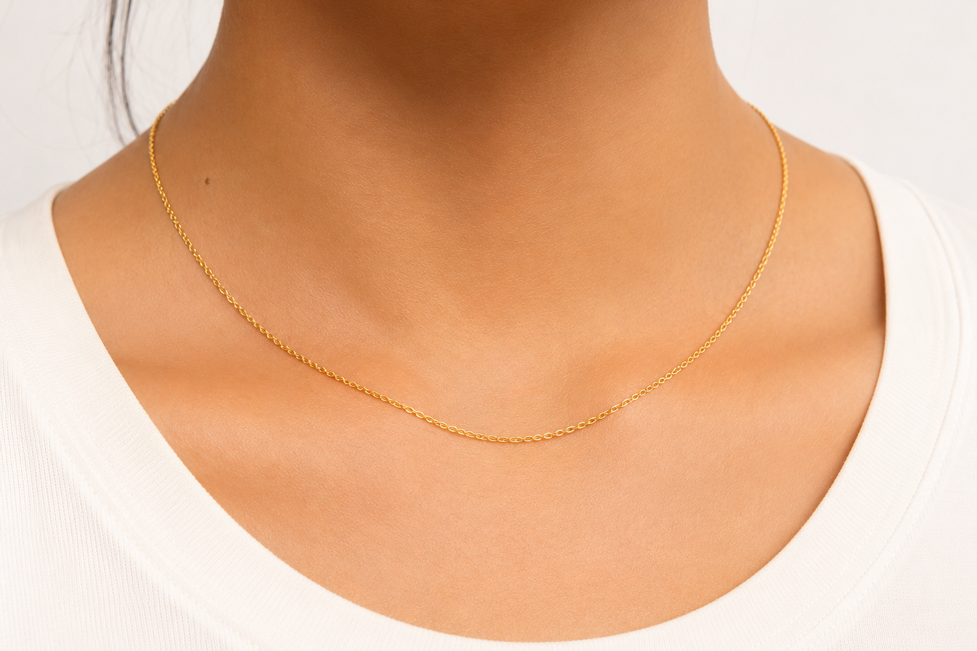 solid 18k yellow gold rolo link chain, detail view