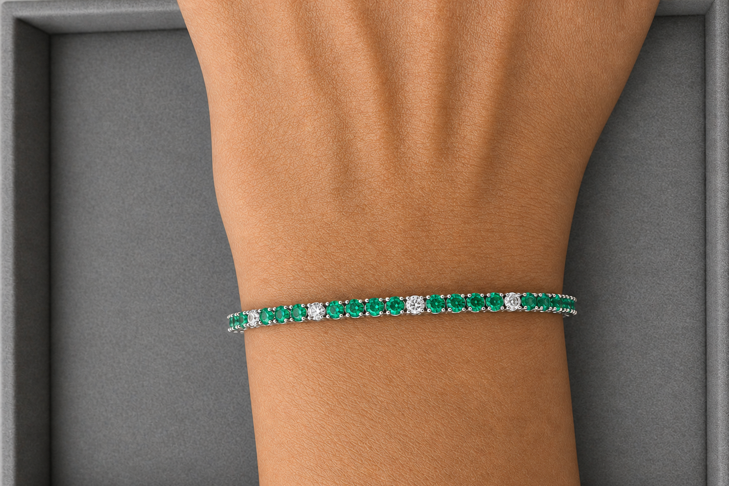 Emerald and diamond tennis bracelet in 14kt white gold, detail view