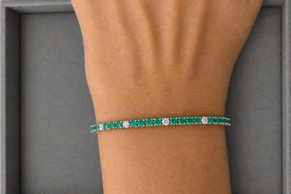 Emerald and diamond tennis bracelet in 14kt white gold, detail view