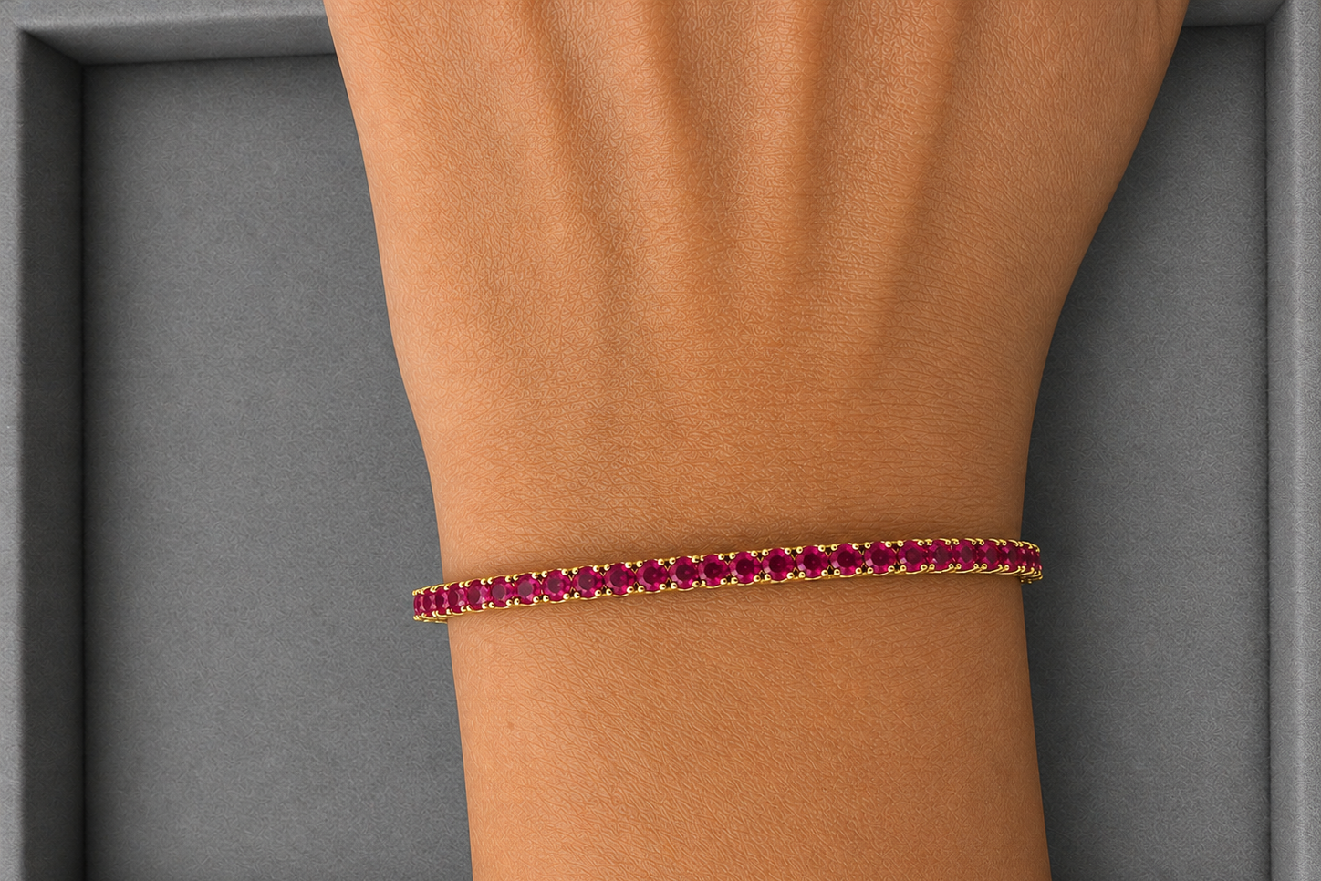 Natural ruby tennis bracelet in 14kt yellow gold, detail view
