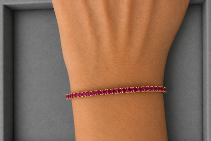 Natural ruby tennis bracelet in 14kt yellow gold, detail view