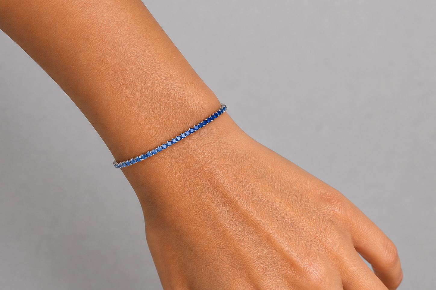 Ombré blue sapphire tennis bracelet in 14kt white gold, detail view