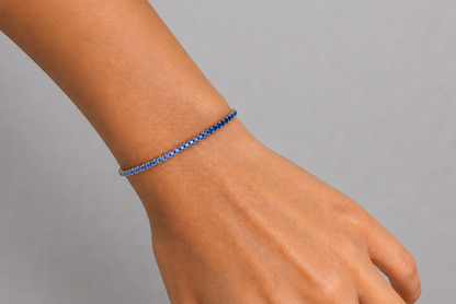 Ombré blue sapphire tennis bracelet in 14kt white gold, detail view