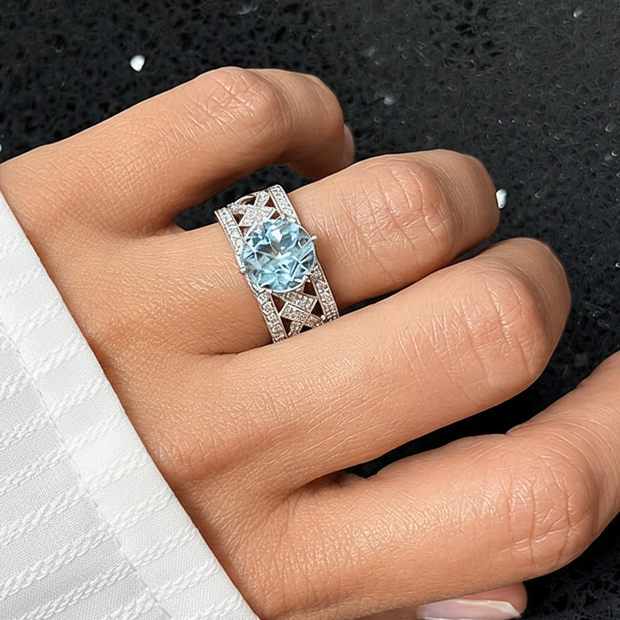 18k gold ring with round blue topaz and diamonds