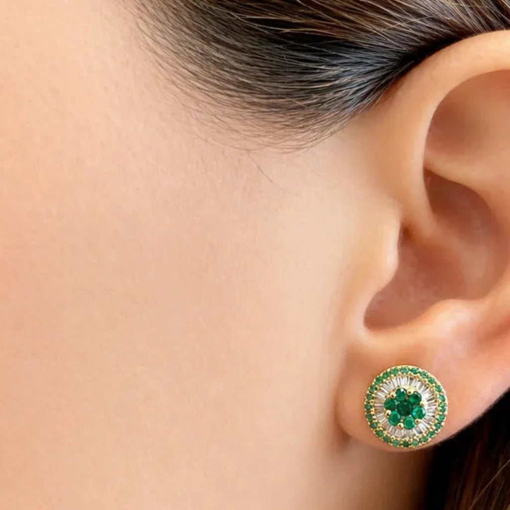 18k yellow gold cluster stud earrings with central round emeralds and a baguette-and-round diamond border