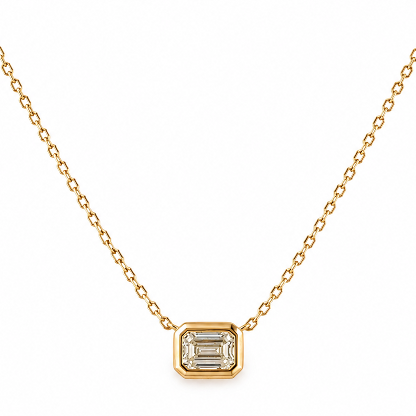 Detail of the gold bezel wrapping the Fancy Yellow diamond girdle