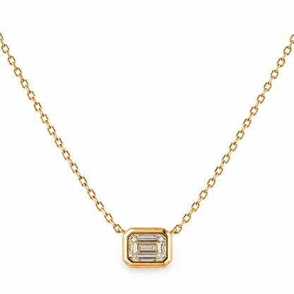 Detail of the gold bezel wrapping the Fancy Yellow diamond girdle