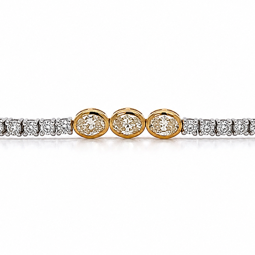 Detail of the alternating yellow gold and white gold diamond settings
