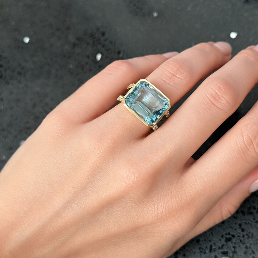 Split shank detail of the 18k yellow gold aquamarine and diamond ring