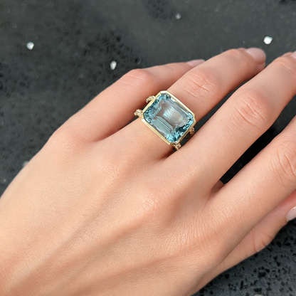 Split shank detail of the 18k yellow gold aquamarine and diamond ring