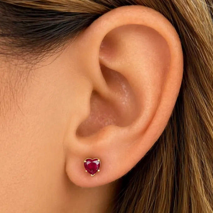 18k yellow gold stud earrings featuring heart-shaped ruby cabochons