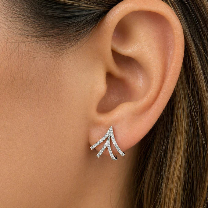 14k white gold lobe stud earrings with claw-set central diamonds