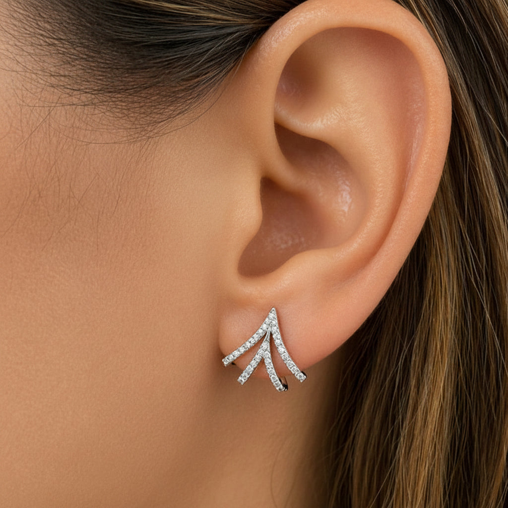 14k white gold lobe stud earrings with claw-set central diamonds