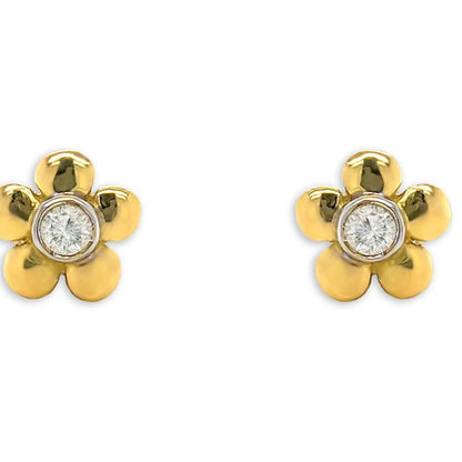 18k gold mini flower stud earrings with central bezel-set diamonds