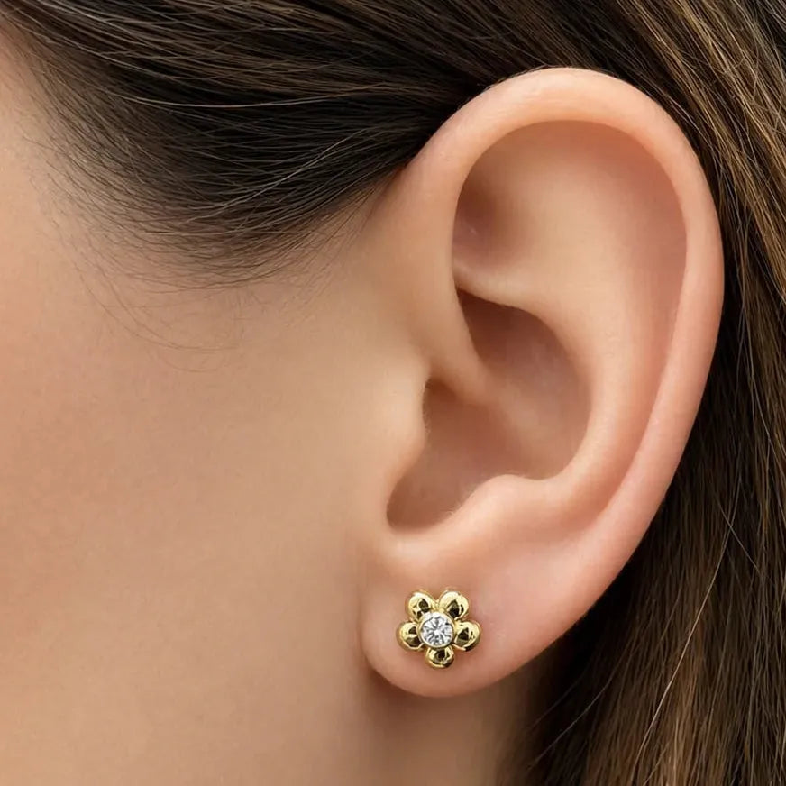 18k gold mini flower stud earrings with central bezel-set diamonds
