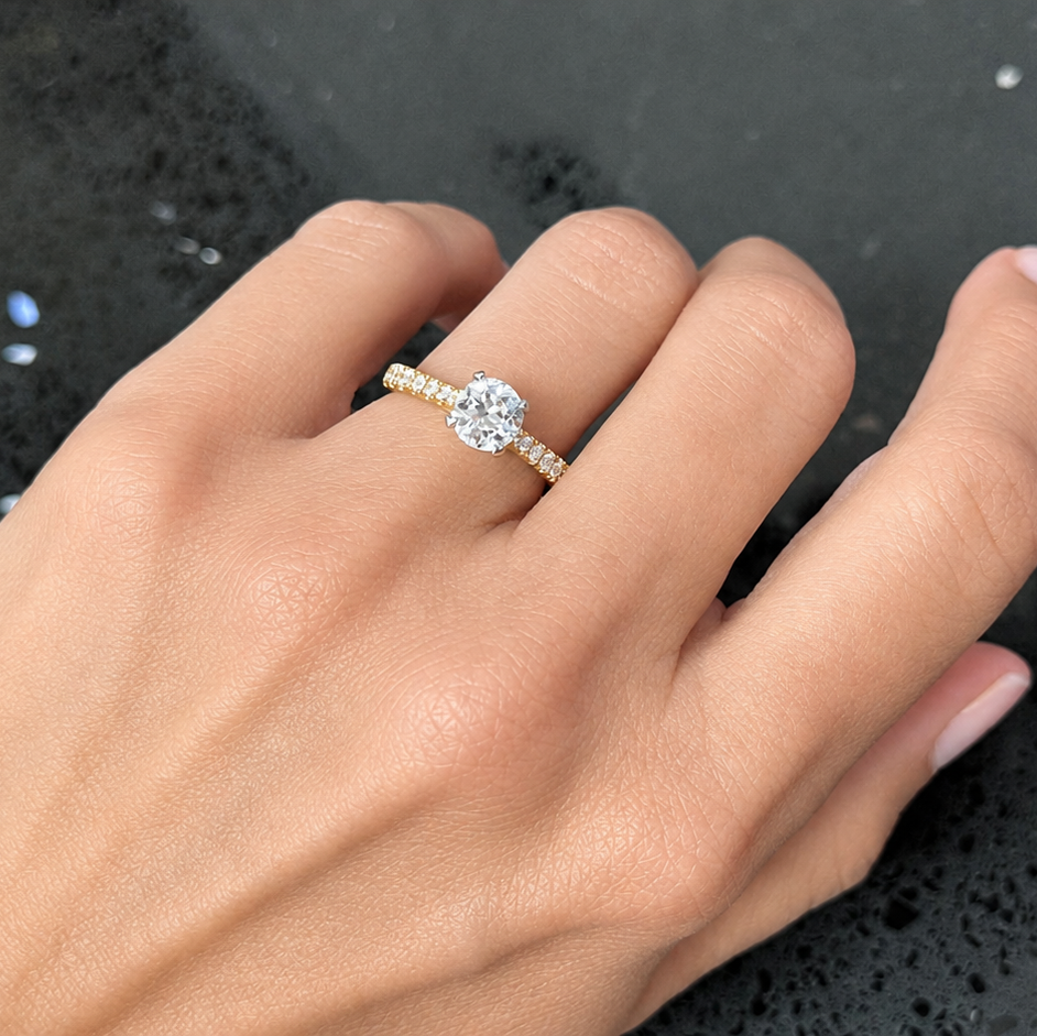 18k gold ring with 1.05 cts round diamond and pavé diamonds