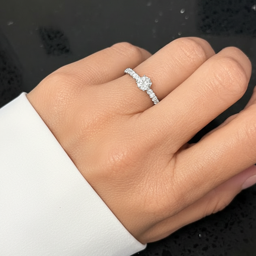 18k gold ring with round diamond and pavé diamonds