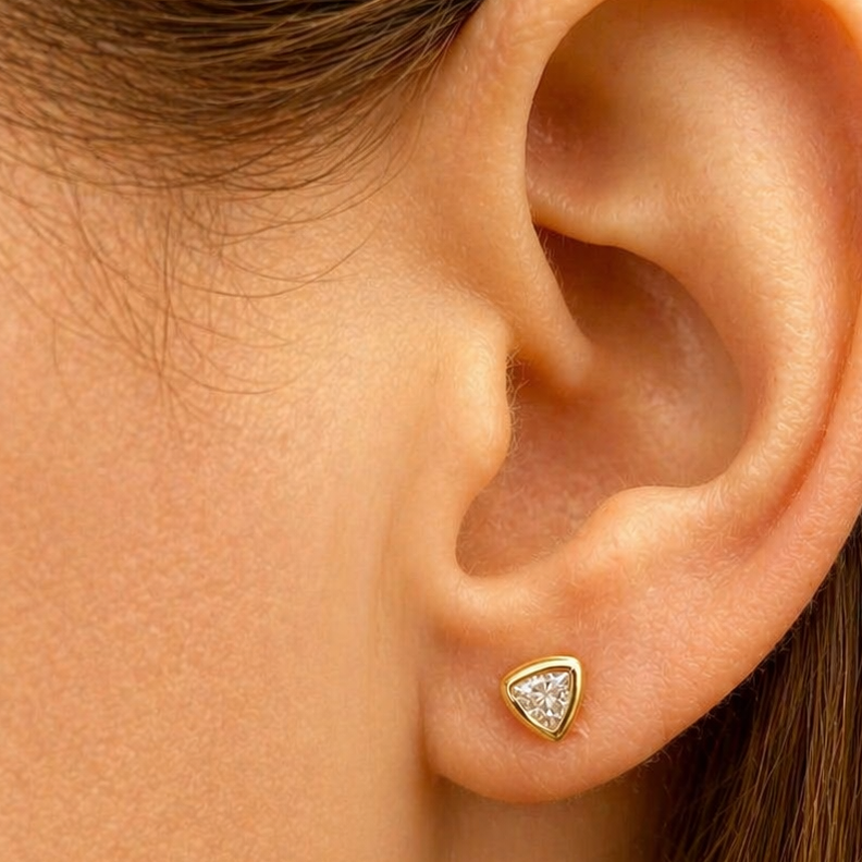 18k yellow gold stud earrings with trillion-cut diamond accents